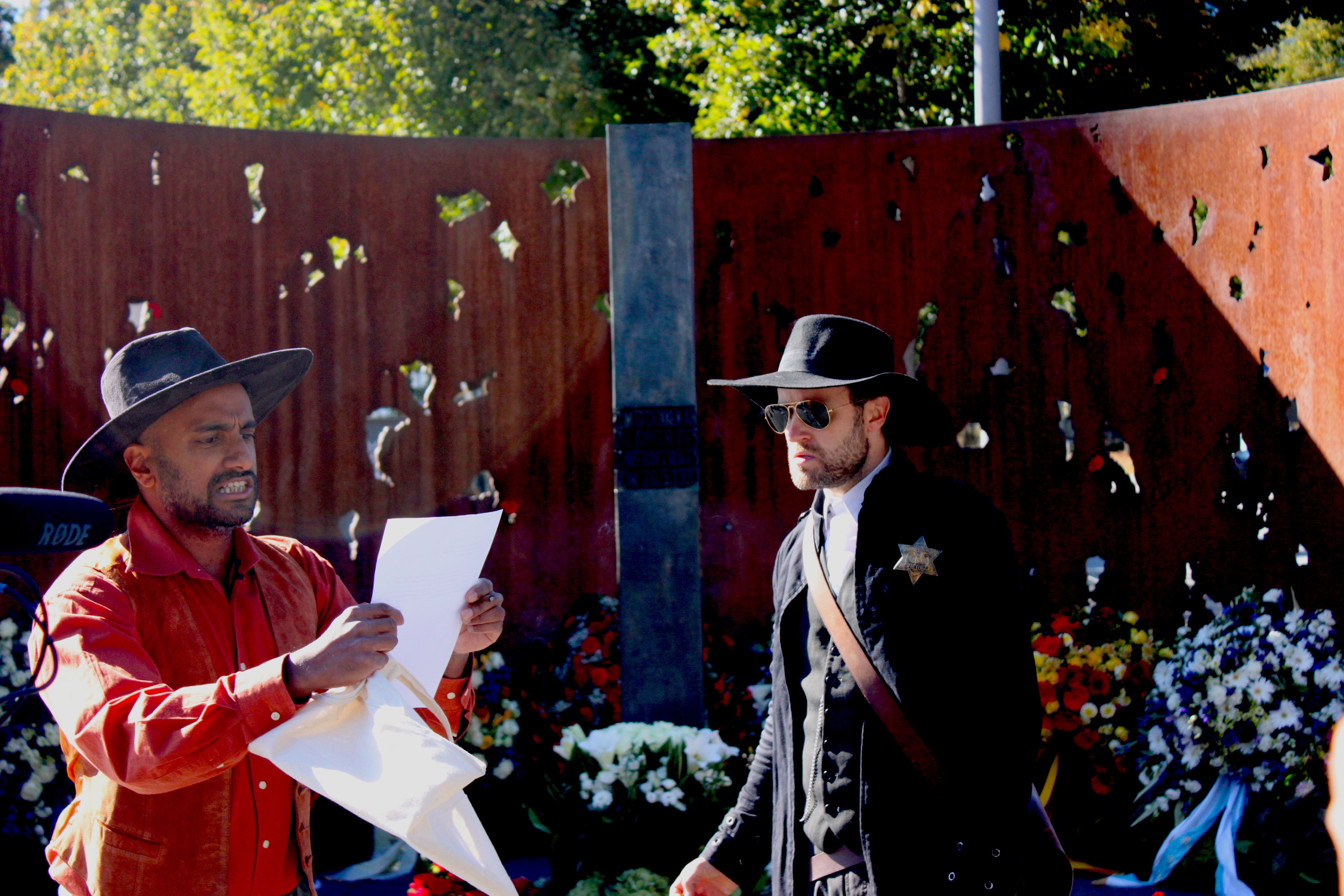 


                 Zwei männliche Schauspieler mit Cowboyhüten und Westernkleidung vor dem Denkmal für die Opfer des Oktoberfest-Attentats