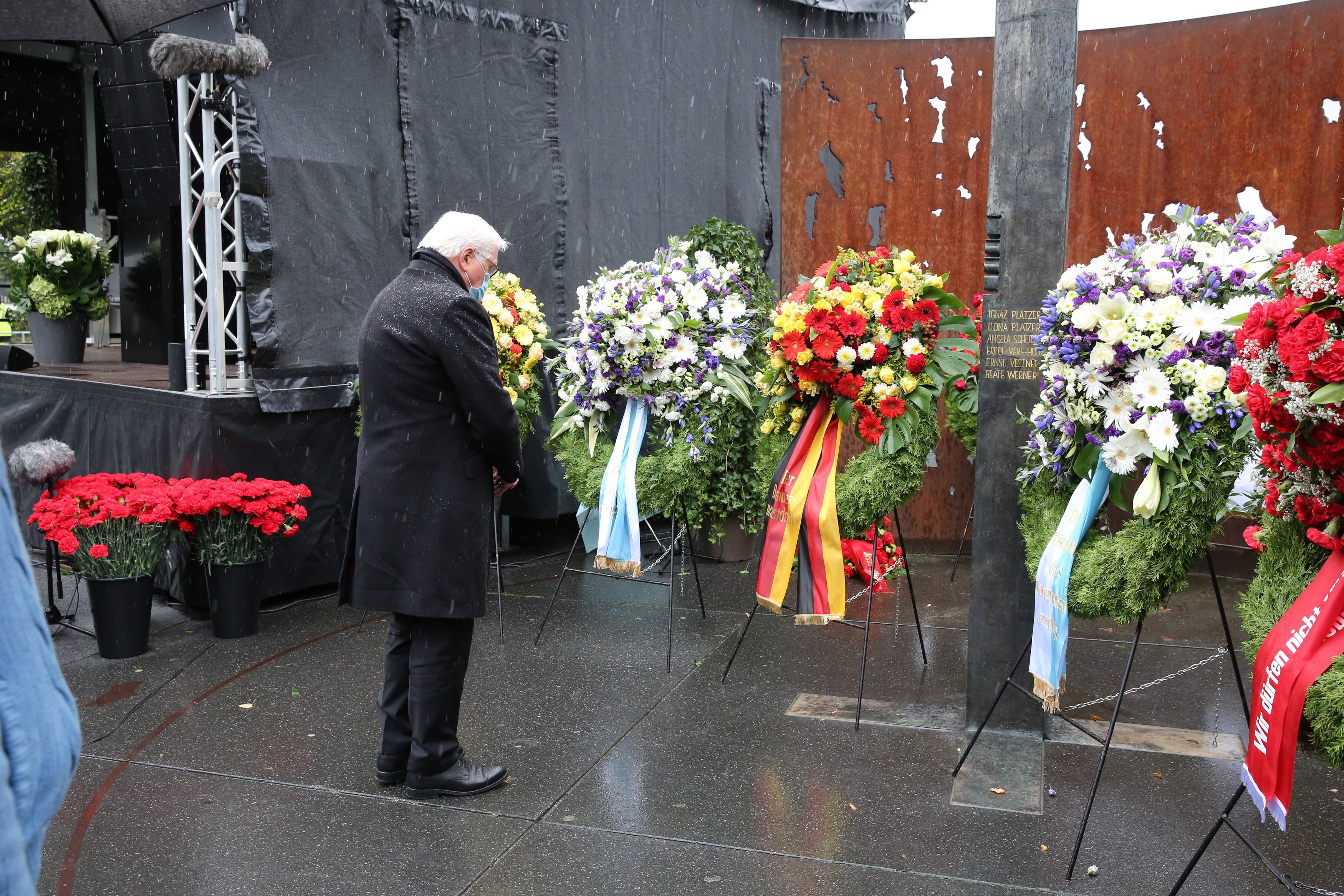 


                 Frank-Walter Steinmeier verneigt sich vor Blumenkränzen zum Gedenken an die Opfer des Oktoberfest-Attentats. Im Hintergrund ist das Denkmal für die Opfer des Oktoberfest-Attentats zu sehen.